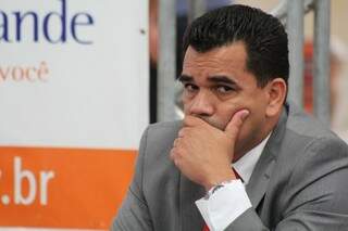 Valtemir Alves de Brito presta atenção e com rugas de expressão no rosto demonstra preocupação (Foto: Marcos Ermínio)