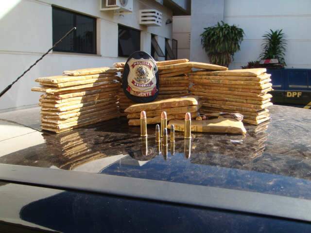  Pol&iacute;cia flagra mec&acirc;nico com muni&ccedil;&otilde;es e pneus contrabandeados 