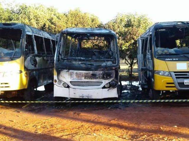Pol&iacute;cia investiga inc&ecirc;ndio em &ocirc;nibus dentro de garagem de prefeitura