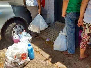 Sacolas com alimentos, produtos de limpeza e outros itens que familiares entregam para as detentas (Foto: Amanda Bogo)