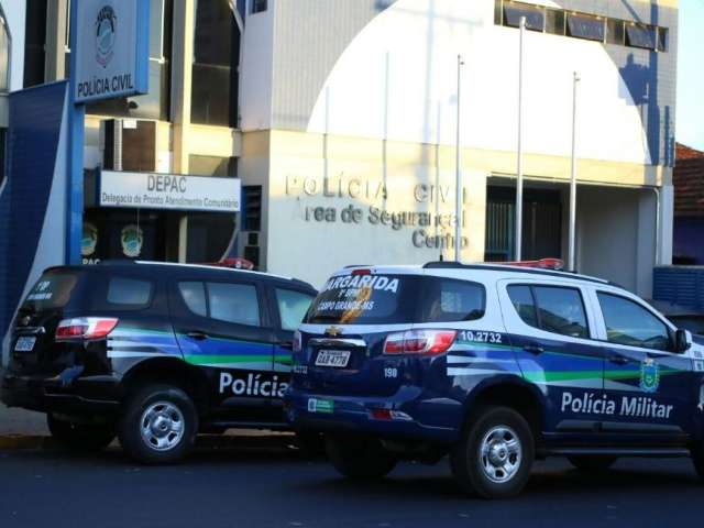 Policial &eacute; atingida por garrafada ao se defender de ass&eacute;dio em tabacaria