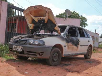B&ecirc;bado, homem tira gasolina da motocicleta para incendiar ve&iacute;culo