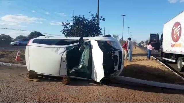 Carro capota ap&oacute;s colidir em caminh&atilde;o na Avenida C&ocirc;nsul Assaf Trad