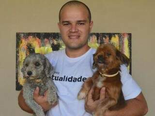 Hudson Verão com Cacau (Lhasa - marrom) e Magali (Poodle). (Foto: Arquivo Pessoal)