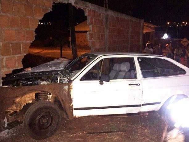 Para fugir de pol&iacute;cia, adolescente de 15 anos bate carro em muro
