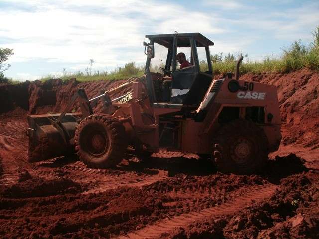 Empres&aacute;rio &eacute; multado em R$ 3 mil ao ser flagrado retirando aterro em rodovia