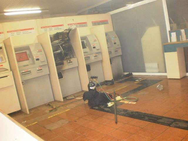  Bandidos colocam lona em fachada de banco e arrombam caixas eletr&ocirc;nicos