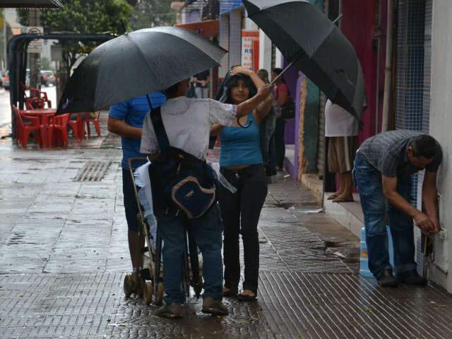 Chuva desmente previs&atilde;o, faz surpresa e &eacute; comemorada