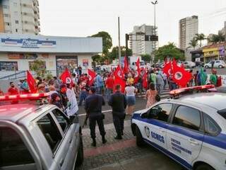 Guarda Municipal acompanha protesto do MST na avenida Mato Grosso com a 25 de Dezembro (Foto: Fernando Antunes)