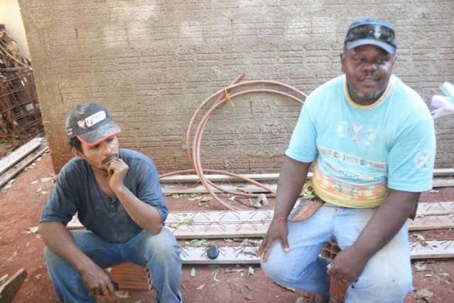 Popula&ccedil;&atilde;o de Sidrol&acirc;ndia sofre com falta de &aacute;gua, calor e tempo seco