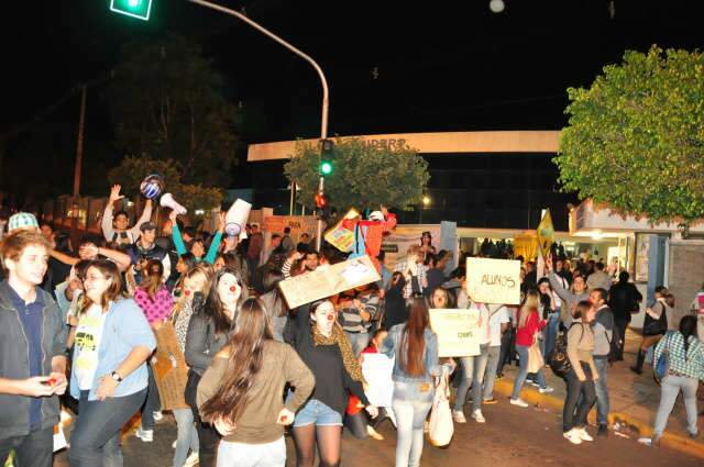  Por melhorias em curso, estudantes protestam em frente a Uniderp