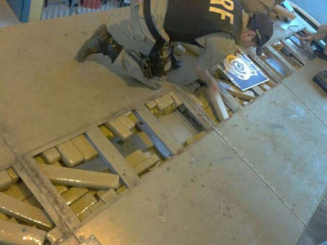 Jovem  &eacute; flagrado com uma tonelada de maconha no teto de caminh&atilde;o ba&uacute;