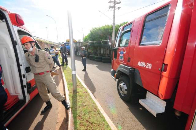 Cabo escapa e trabalhador fica ferido ao tentar remover carreta tombada 