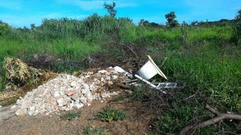 Terrenos com lixo e mato alto preocupam moradores