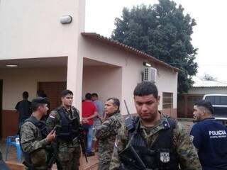 Policiais paraguaios na casa onde brasileiros foram presos hoje (Foto: Divulgação)