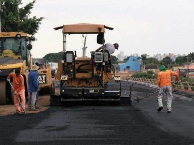 Prefeitura recupera asfalto para liberar trecho de avenida interditada 