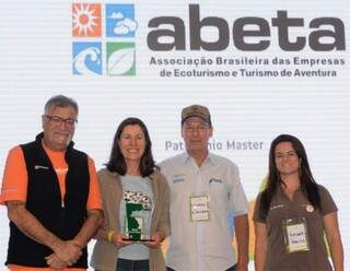 Da esquerda para a direita, Simone Spengler Coelho, com o prêmio, ao lado de Eduardo Folley Coelho e Teriana Selbach, da Abeta (Foto: Divulgação)