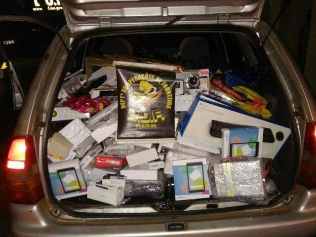 Ve&iacute;culo capota e dupla &eacute; presa com produtos contrabandeados 