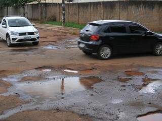 Em cruzamento do São Lourenço é preciso escolher em qual buraco cair (Foto: Alcides Neto)