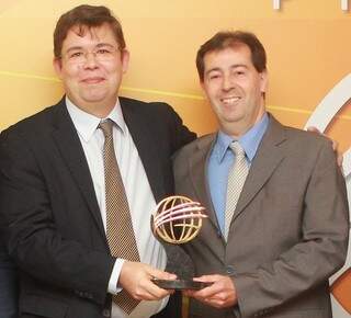 O diretor-presidente da Energisa, Marcelo Vinhaes, ao receber a premiação da empresa em Brasília (Foto: Energisa/Divulgação