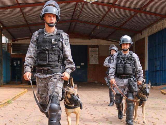 Horas ap&oacute;s opera&ccedil;&atilde;o, pol&iacute;cia encontra sacola com celulares ao lado da M&aacute;xima