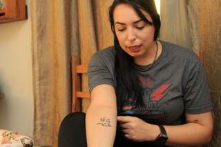 Bruna mostra a tatuagem que fez no braço para eternizar o amor pelo avô (Foto: Marina Pacheco)