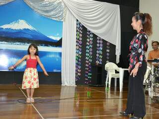 Mãe, Miti Okamura, acompanha a filha de perto, mas também vai cantar e dançar. (Foto: Pedro Peralta)