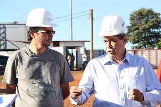 André conversando com o engenheiro Paulo Leandro (Fotos: Marcos Ermínio)