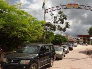 Alguns carros cruzaram simbolicamente a fronteira para oficializar a devolução (Foto: Victor Viégas/DDP)
