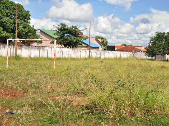  Moradores da Vila Palmira reclamam de sujeira em pra&ccedil;a tomada pelo mato 