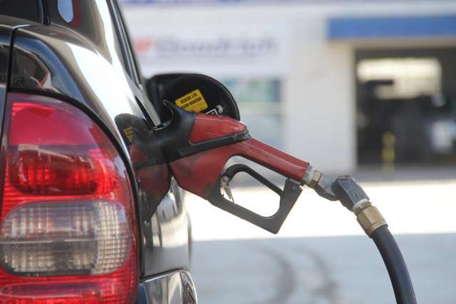 Gasolina fica mais barata pela 3&ordm; semana, mas diferen&ccedil;a &eacute; de centavos