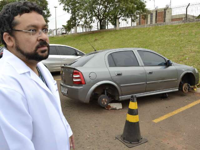  M&eacute;dico sai de plant&atilde;o e encontra carro sem as quatro rodas dentro do HR