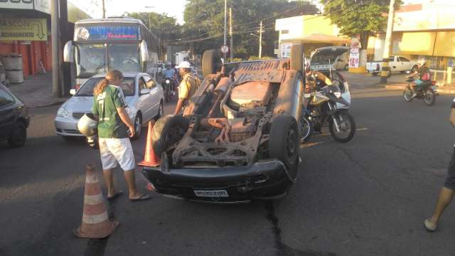 Carro capota na Zahran e tr&acirc;nsito fica congestionado