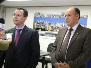 À esquerda, o procurador-geral Paulo Passos e o presidente da Assembleia, Junior Mochi (Foto: Denilson Secreta/ALMS)