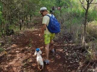 Juca com seu chapeuzinho na cabeça, andando ao Murilo na trilha (Foto: Arquivo pessoal)
