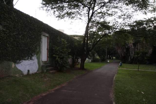 Casas no Itanhang&aacute; t&ecirc;m quintal dos sonhos, com tr&ecirc;s nascentes e muito verde