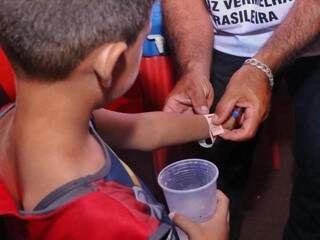 Pulseira é colocado no braço de criança com nome e telefone do responsável (Foto: Henrique Kawaminami)