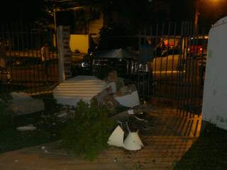 Carro derrubou muro de residência no Giocondo Orsi. (Foto: Gustavo Menezes)