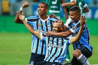 Jogadores comemorando as classificação, conquistada nesta noite (09). (Foto: Grêmio FC) 
