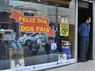 Vendedor a espera de cliente duranta campanha do comércio para o Dia dos Pais (Foto: Alcides Neto/Arquivo)