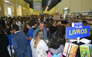 Estandes vendem livros pelo preço máximo de R$10 na Feira do Livro. (Fotos: Minamar Júnior)