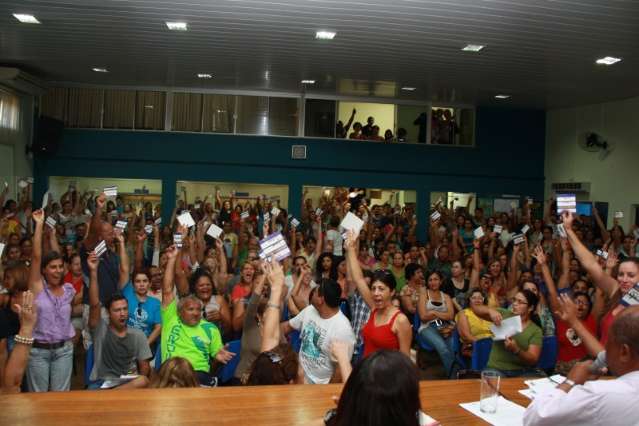 Professores rejeitam proposta de Bernal e querem piso integral j&aacute;