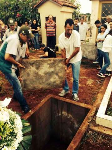 Pr&oacute;pria fam&iacute;lia teve que fazer sepultamento de aposentada no bairro Santo Amaro