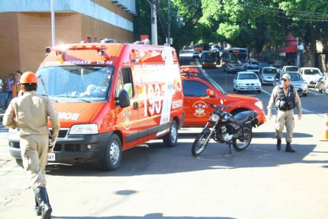 Viatura dos Bombeiros fura sinal durante resgate e &quot;acerta&quot; motociclista