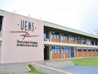 Fachada da UEMS no município de Dourados (Foto: Divulgação)
