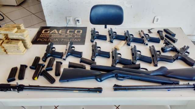 Gaeco e PRF apreendem arsenal transportado para MG com 12 pistolas 
