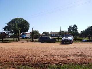 A Polícia está na Fazenda desde as 6h. (Foto: Max Rocha do jornal Tribuna Popular)