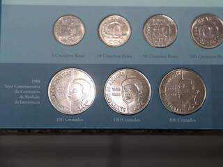 As três moedas abaixo representam a cultura axé e fazem parte da série comemorativa da abolição da escravatura que circulou em 1988 (Foto: Paulo Francis)