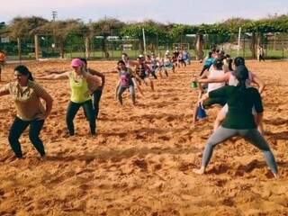 Aulas em areia são realizadas em parques da prefeitura. (Foto:Divulgação/Prefeitura de Campo Grande)