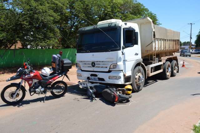 Motociclista fica ferido em acidente com caminh&atilde;o ca&ccedil;amba na Capital